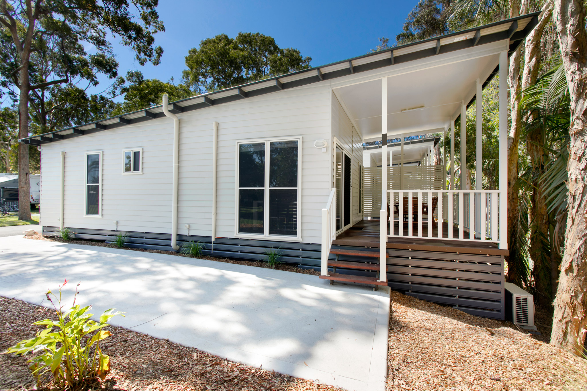 Deluxe 2 Bedroom Family Cabin - Sleeps 6 | Discovery Parks - Emerald ...