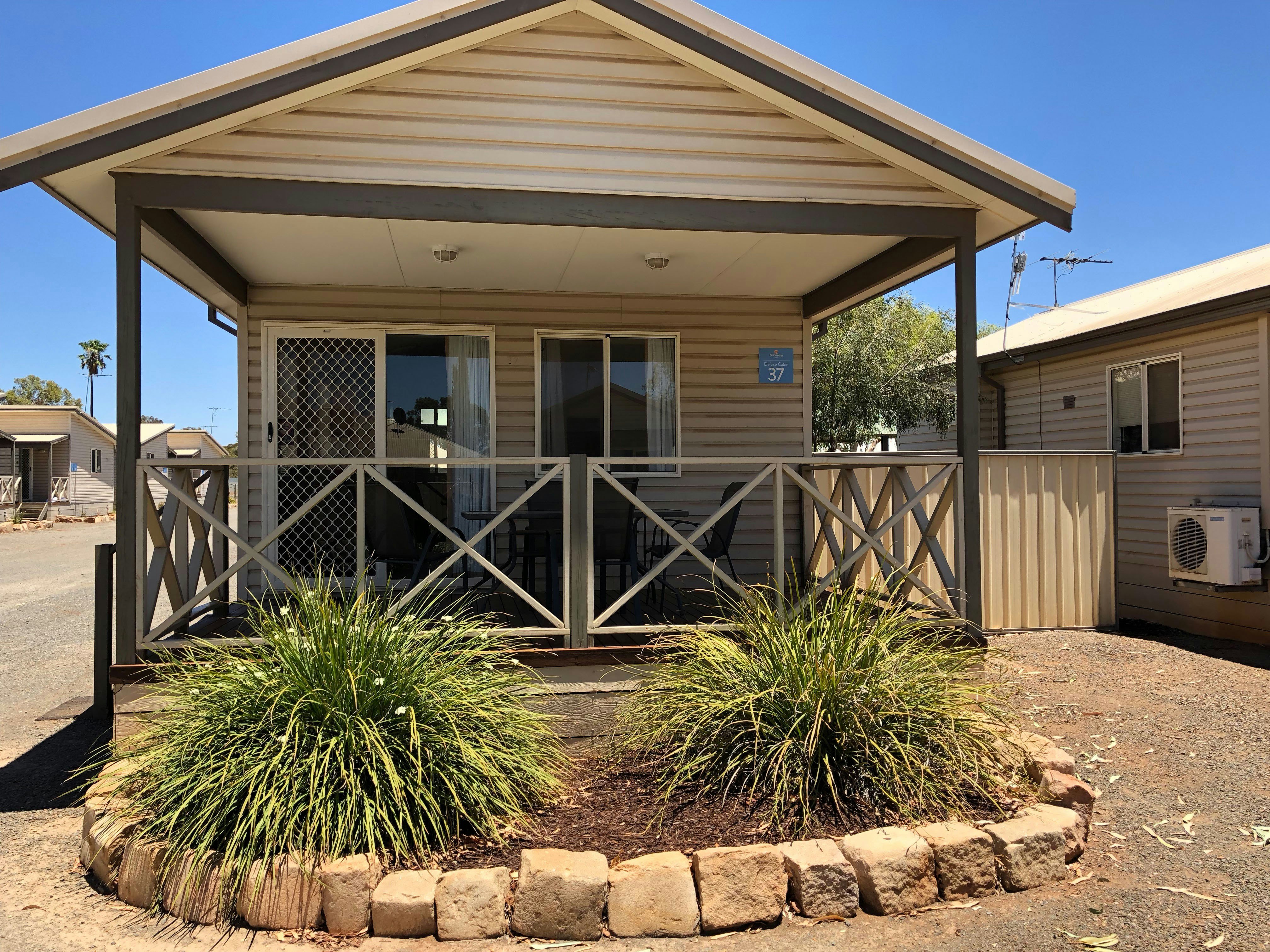 Deluxe 2 Bedroom Cabin - Sleeps 4 (2 Queens) | Discovery Parks ...