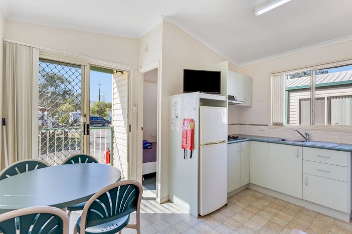 Executive Cabins (4) | Roma Big Rig Tourist Park | G'day Parks