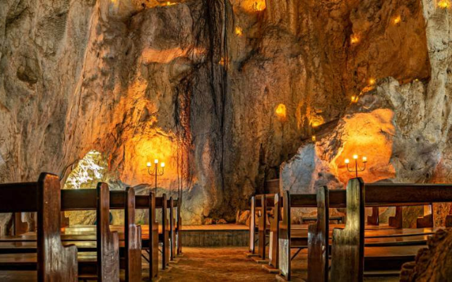 australian-road-trip-itineraries-cathedral-cave-capricorn-cave