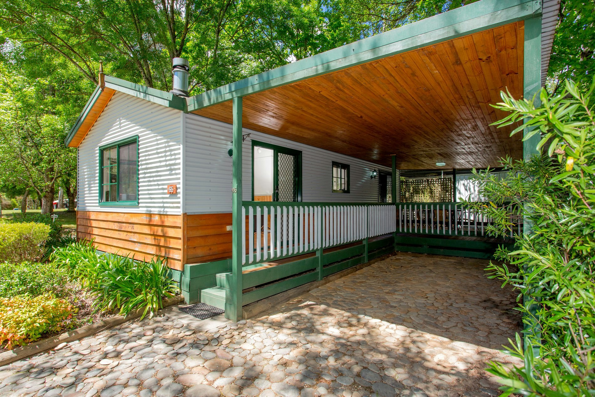Superior 1 Bedroom Cabin - Fireplace | Discovery Parks - Bright Caravan ...